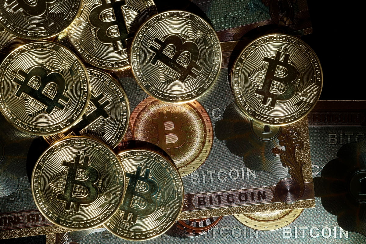 <YONHAP PHOTO-3060> Representations of cryptocurrency Bitcoin are seen in this illustration picture taken in Paris, France, March 9, 2024. REUTERS/Benoit Tessier/Illustration/2024-03-09 21:18:11/
<저작권자 ⓒ 1980-2024 ㈜연합뉴스. 무단 전재 재배포 금지, AI 학습 및 활용 금지>