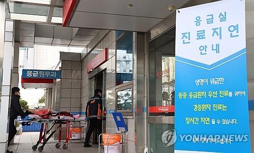 전공의 추가 복귀 적어…남은 의료진 부담에 외래·수술도 급감