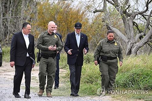 야구모자 바이든 vs 빨간 넥타이 트럼프…'국경결투'서 패션정치