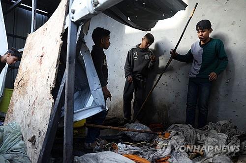 "이스라엘군 라파 난민캠프 공습…최소 11명 사망"