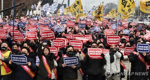 수만명 의사들 거리로 "의대 증원 결사반대…의사 탄압말라"