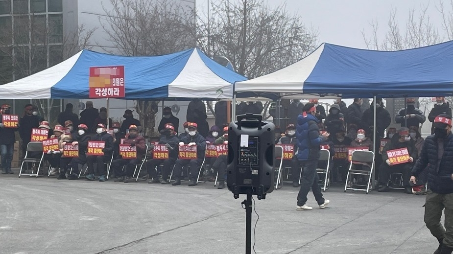 청주 휴암동 주민들 '지원금 감액'에 소각장 출입구 막아