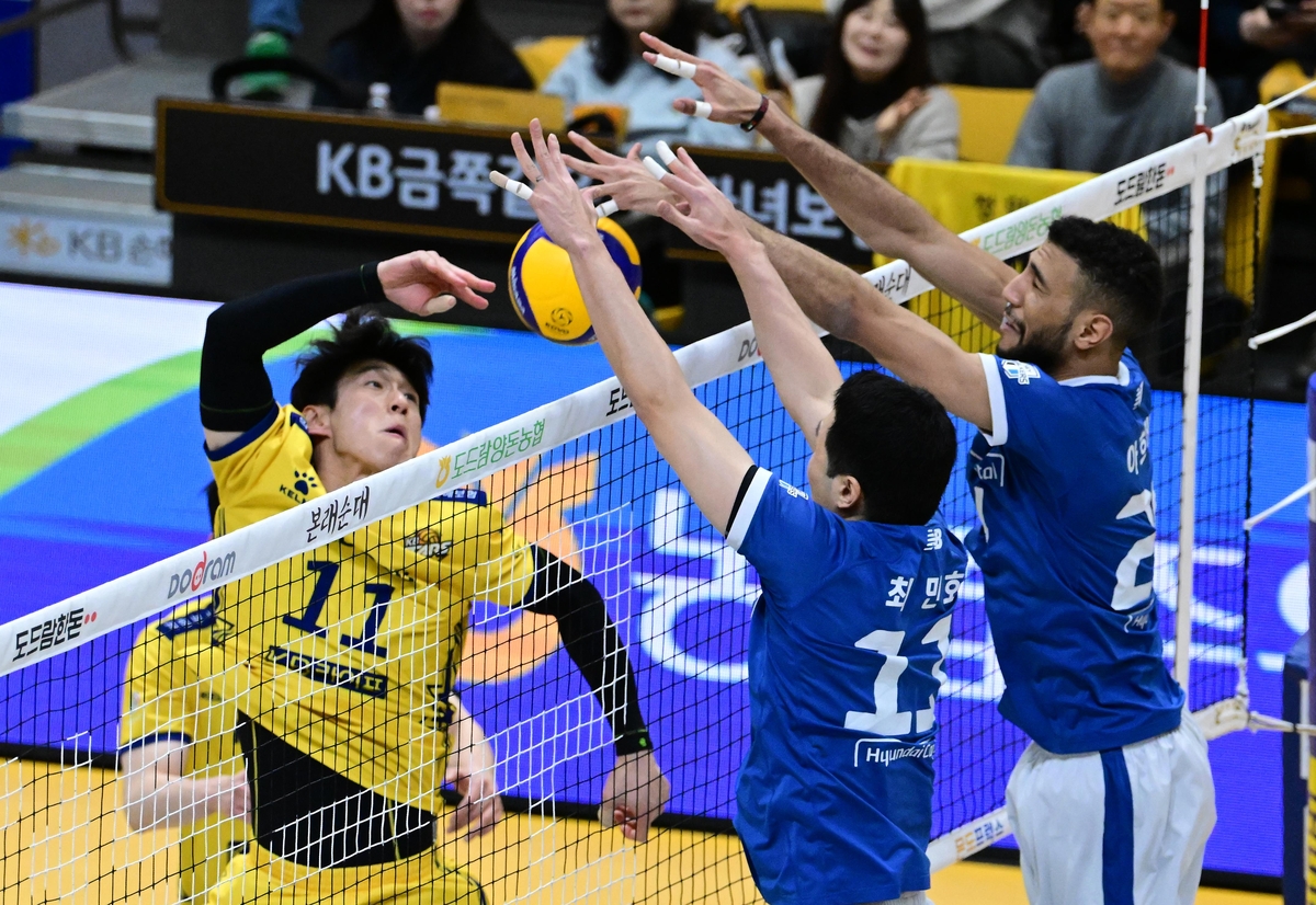 김연경 맹폭 앞세운 흥국생명, 13일 만에 여자배구 선두 탈환(종합)