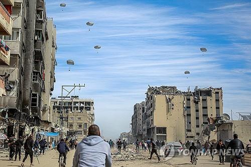 미군, 가자에 2차 식량 공중투하…"지상군 보낼 계획은 없어"