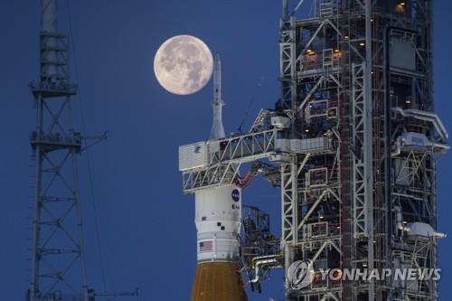 NASA 훈련 마친 첫 아랍 여성 "달 표면 가고파"