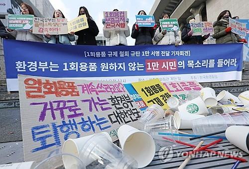 '연 40억개' 택배 쓰레기 줄여야 하지만…현실의 벽에 규제 후퇴