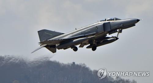 6월 퇴역 F-4E 팬텀, 후배 전투기들과 '고별 활주훈련'