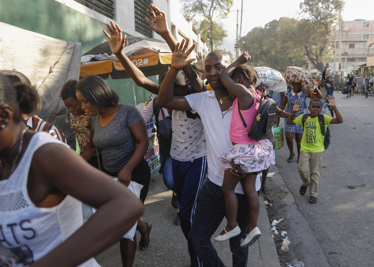 '무법천지' 아이티, 주요항구 폐쇄…의약품 동나 보건 붕괴 위기