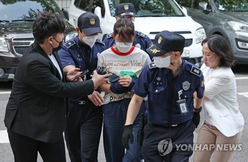 검찰, '라임 주범' 김봉현 도피 도운 친누나 불구속기소
