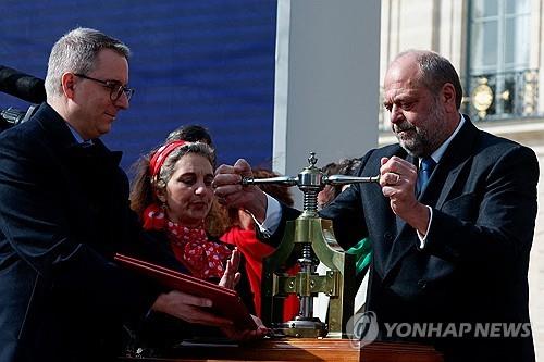 프랑스, '낙태 자유' 명시 역사적 개정 헌법에 국새 날인