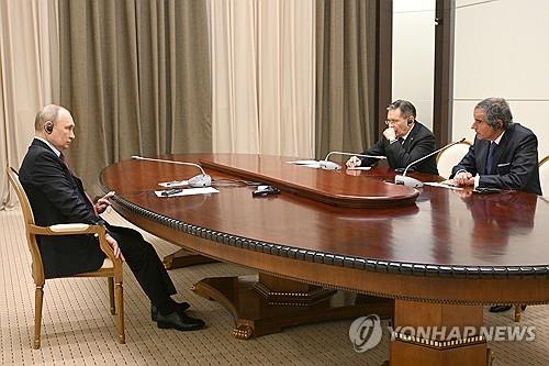 우크라 원전 놓고 푸틴 면담한 IAEA 총장 "솔직·전문적 대화"