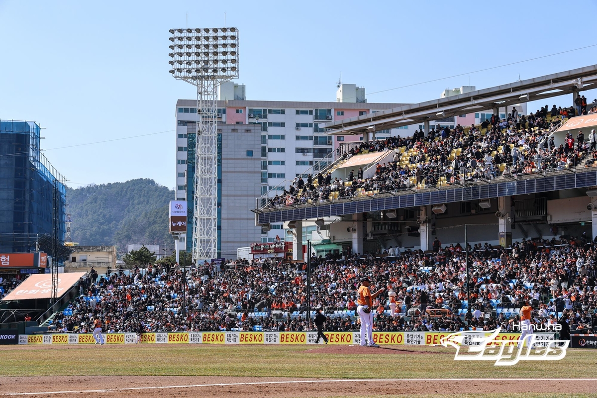 대전 1만2천명 등 시범경기 개막전에 평균 7천236명 구름 관중