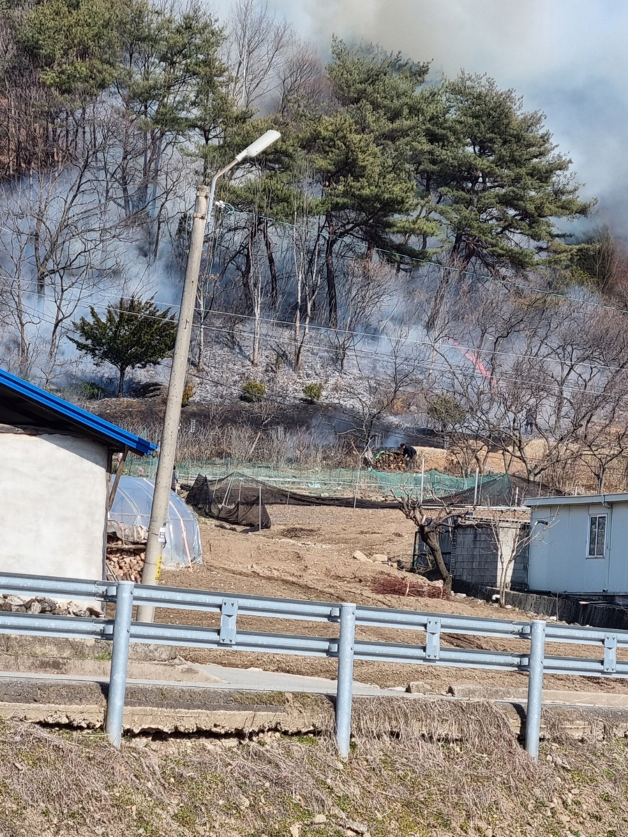 충남 공주 정안면 야산에 산불…헬기 2대 투입해 진화 중