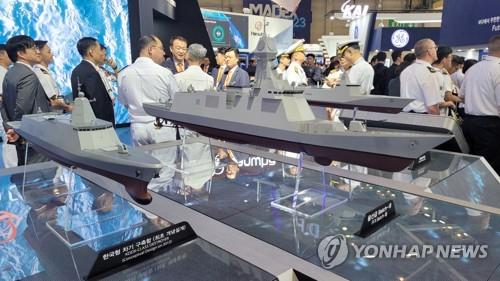 HD현대重·한화오션 '양보없는 군함 경쟁'…"미래달린 상징사업"