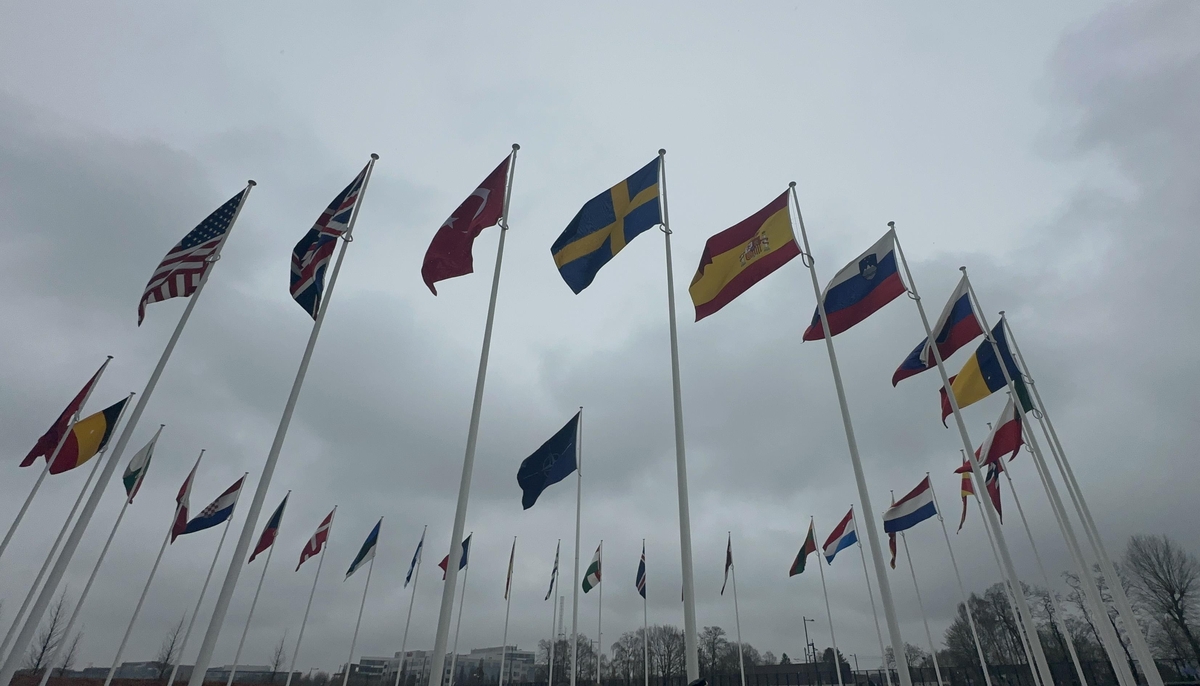 나토 본부에 '32번째 동맹' 스웨덴 국기…"역사적인 날"