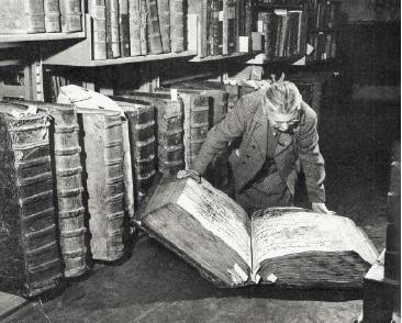 피로 쓴 책부터 사람 가죽 책까지…'이상한 책들의 도서관'