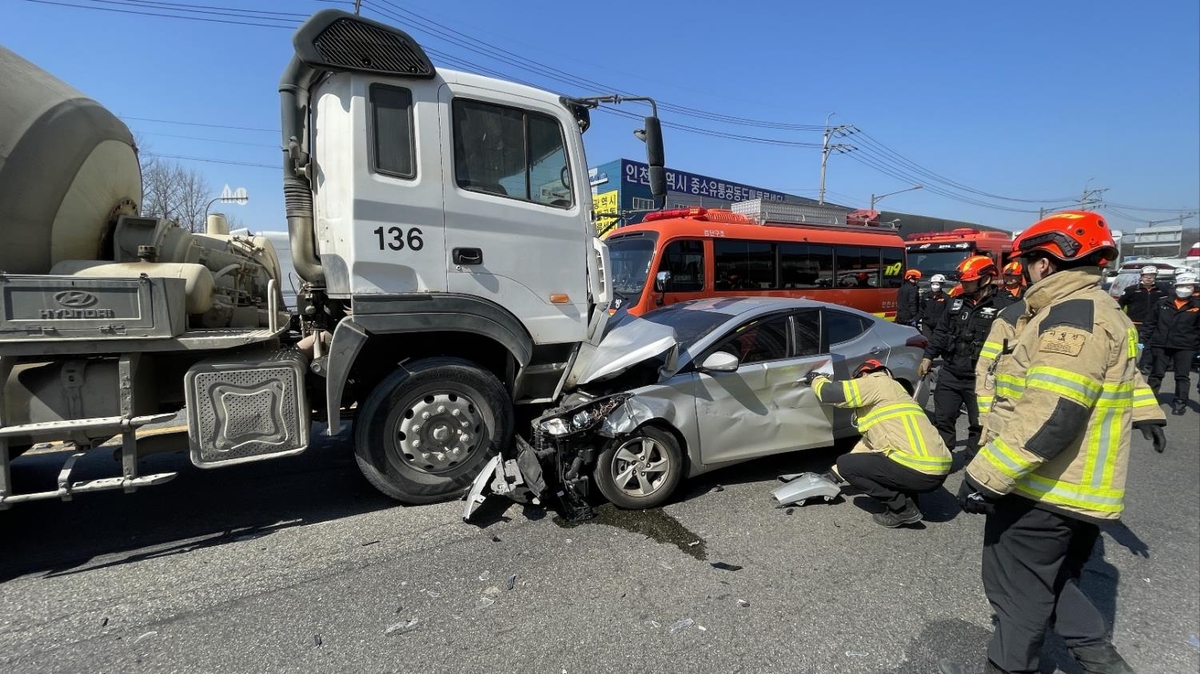 인천서 차량 4대 충돌 사고…30대 운전자 중상