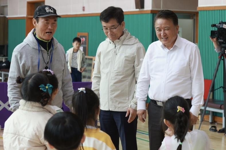 늘봄학교 현장 찾은 충북지사·교육감 "지원 아끼지 않을 것"