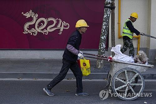 中 1∼2월 산업생산 7%↑·소매판매 5.5%↑…"예상치 상회"(종합)