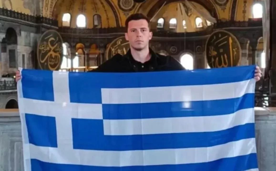 튀르키예 성소피아에서 '앙숙' 그리스 국기 펼친 관광객
