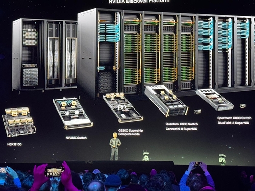 엔비디아, 차세대 AI칩 블랙웰 공개…황 CEO "새 산업혁명 구동"(종합2보)