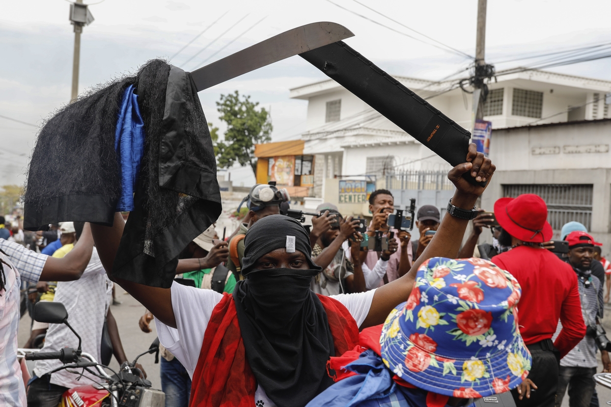 '갱단 천지' 아이티 주민들, 칼 들었다…자체 방어