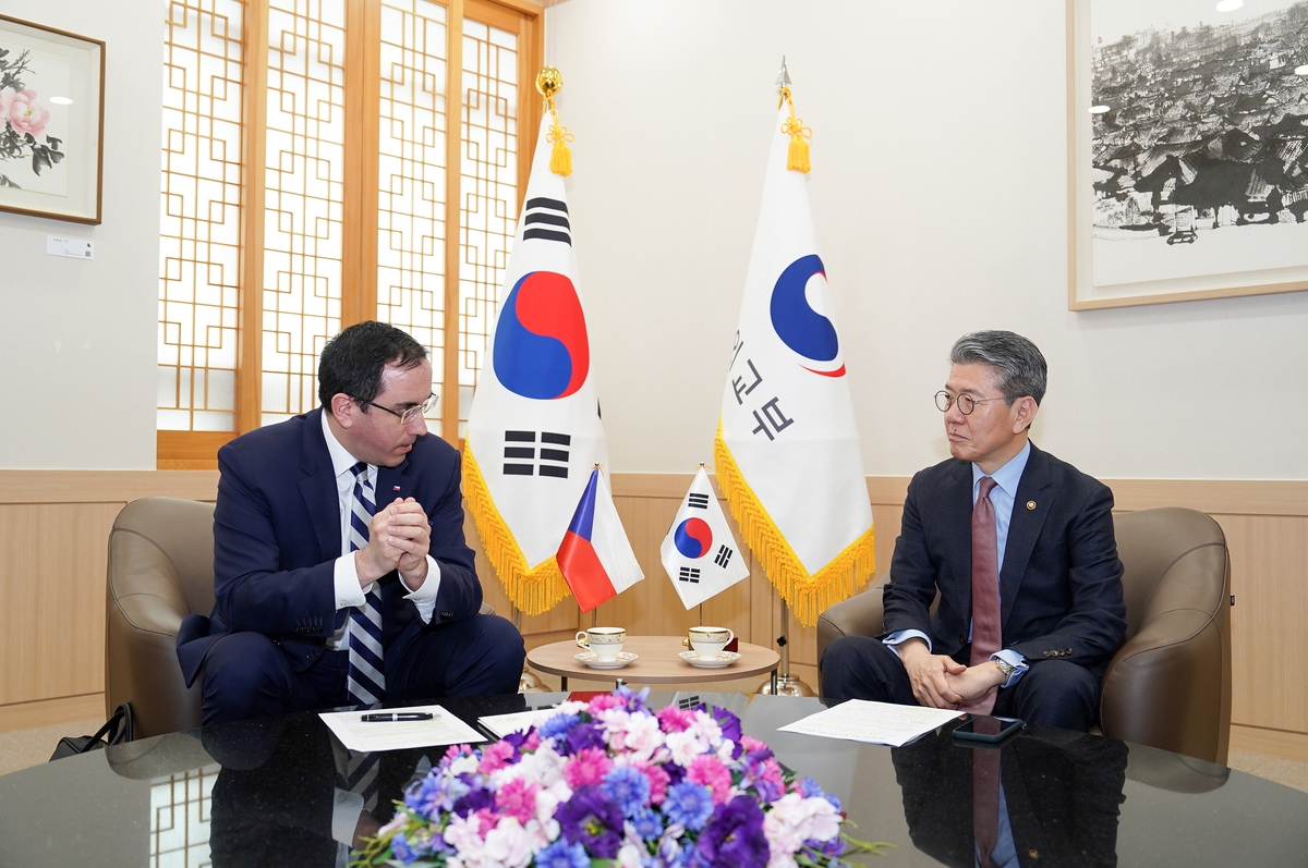 외교차관, 체코 차관 면담…"원전사업에 韓기업 참여 지원 당부"