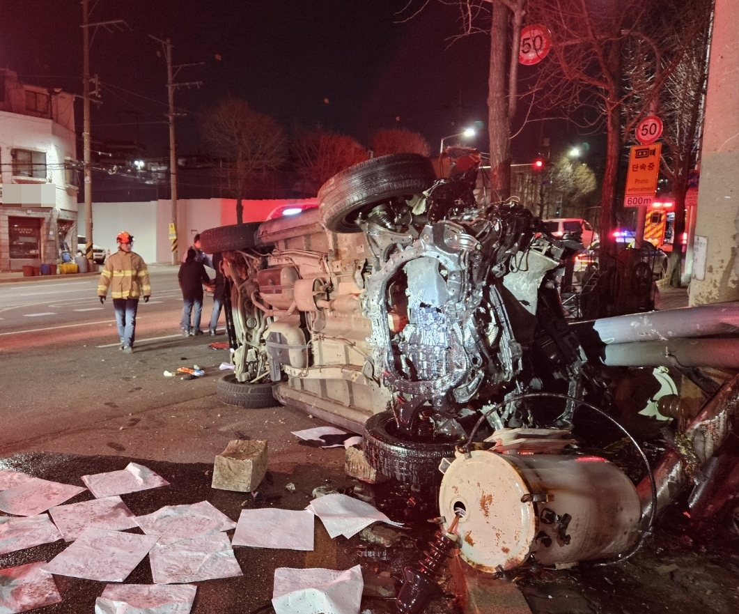 인천서 전신주 충돌한 차량 전도…운전자 마약 투약 여부 수사