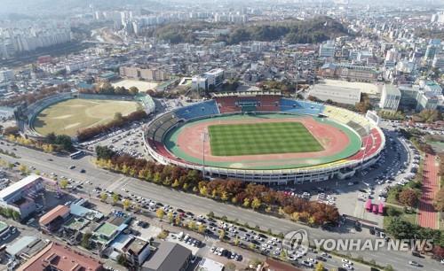 환갑 지난 전주종합경기장, 폭파 대신 '압쇄공법'으로 철거