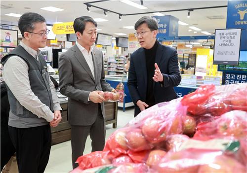 산업장관 "대형마트, 사과 등 과일 가격 안정되도록 노력해달라"