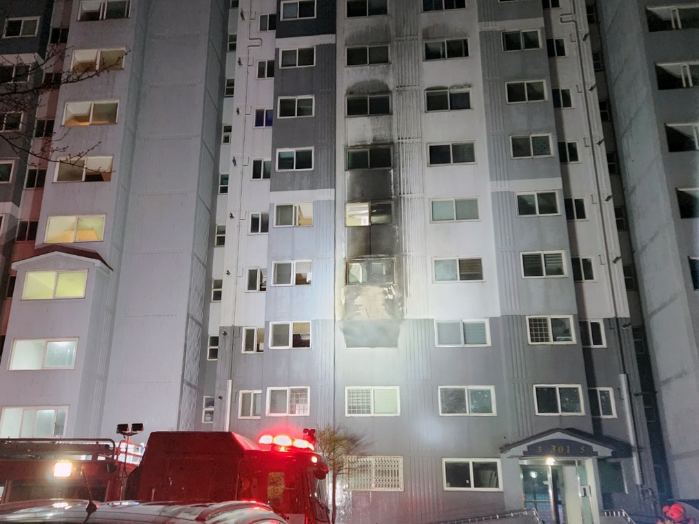 광주 북구 아파트 화재 진화…인명피해 없어(종합)
