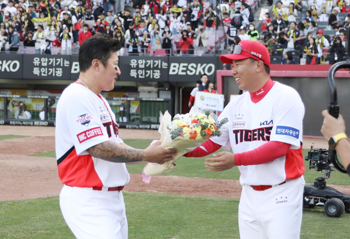 43번째 프로야구 전 구장 매진 개막…LG, 류현진의 한화 격파(종합)