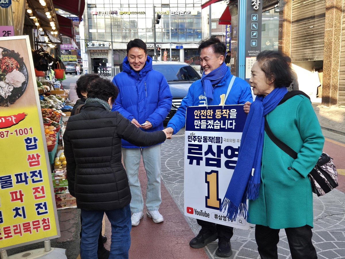 [4·10 격전지 르포] '스윙보터' 동작을…전국구 4선 vs 정치 신인