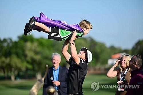 PGA 우승 맬너티가 노란 볼 쓰는 이유…"4살 아들이 좋아해서"