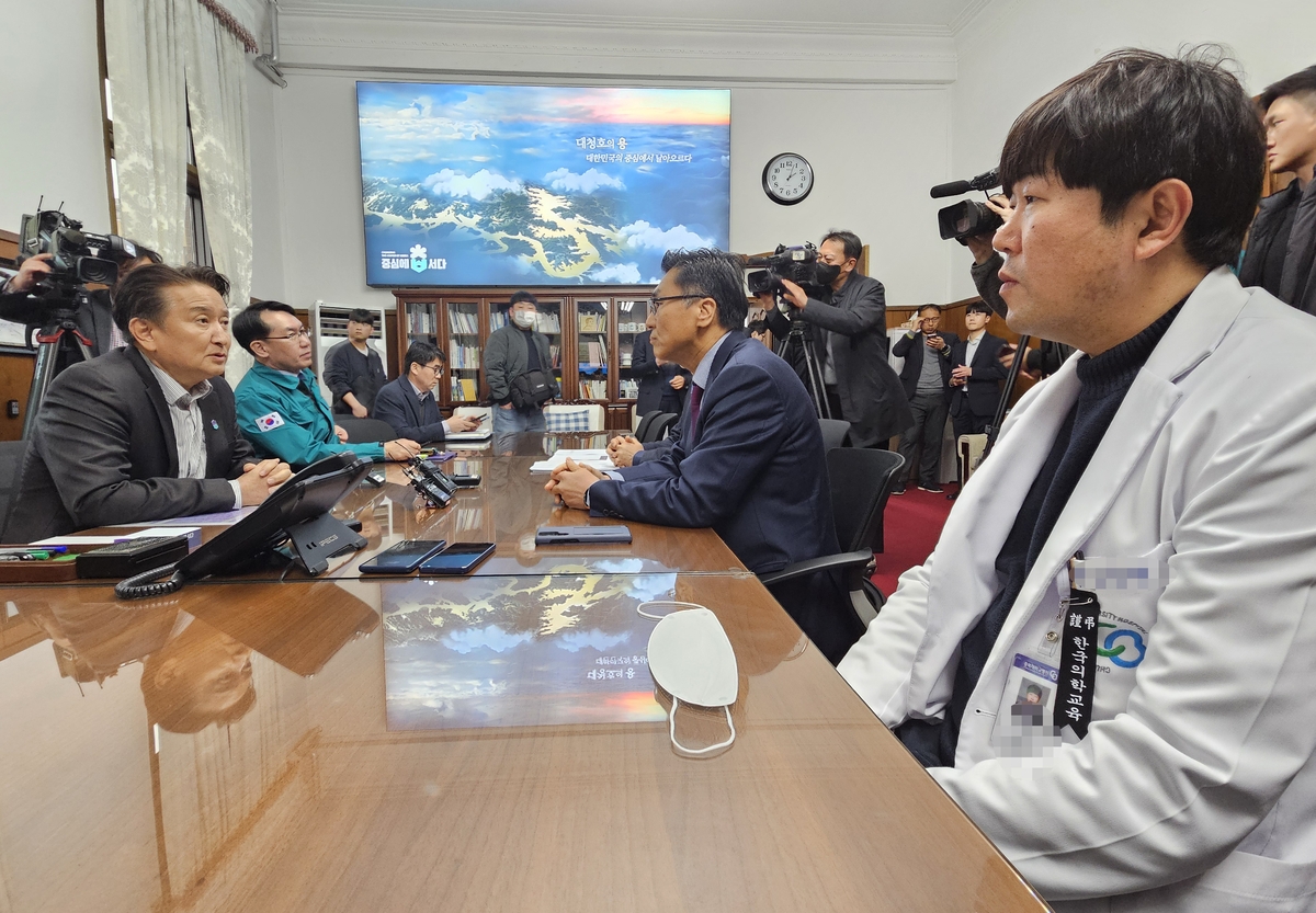 김영환 충북지사 의대 교수들과 간담회…입장차만 확인