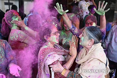 [월드&포토] 형형색색으로 물든 인도 봄맞이 축제 홀리