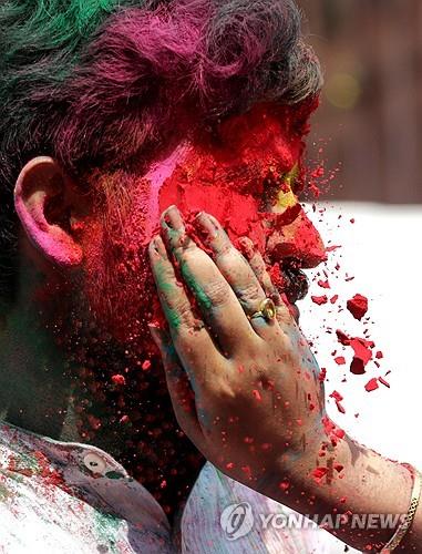 [월드&포토] 형형색색으로 물든 인도 봄맞이 축제 홀리