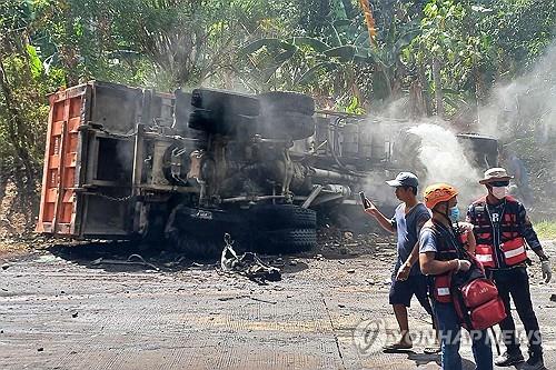 필리핀 남부서 승합차·덤프트럭 충돌…최소 17명 사망