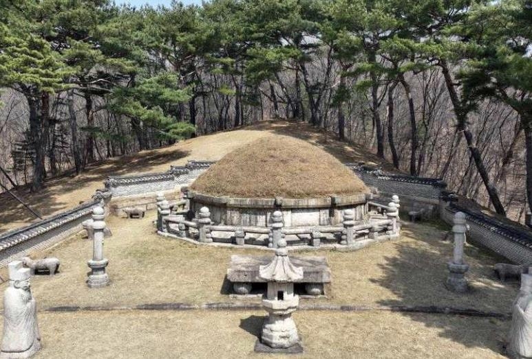 한식날 태조 이성계 건원릉 억새 자른다…배우 김영민 참여