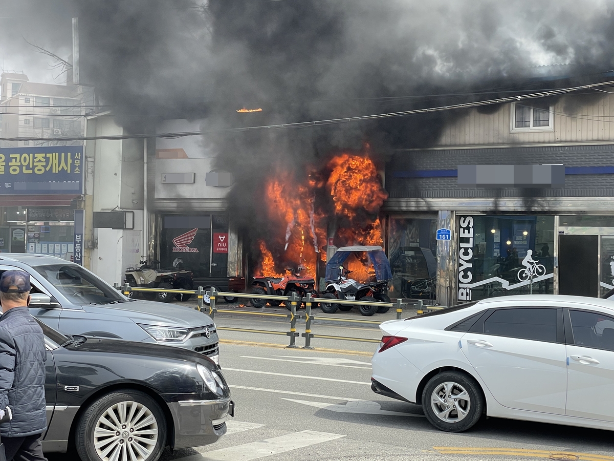 서산 오토바이 대리점 화재…오토바이 40여대 불타(종합)