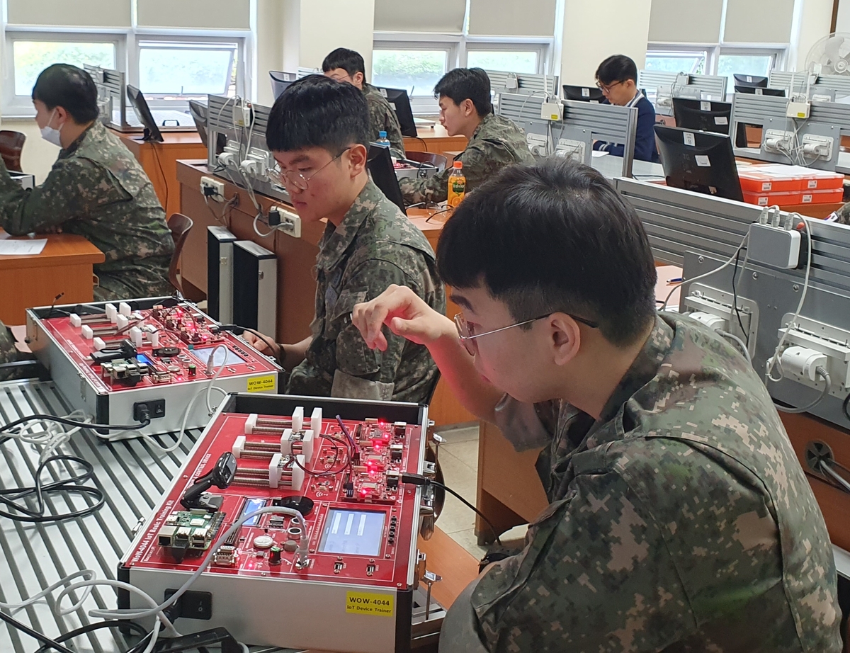 전역 앞둔 특기병들 진로 탐색 돕는 '기술직무 체험의 날'