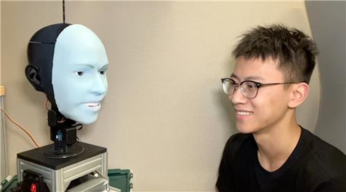 [사이테크+] 표정으로 감정 표현하는 로봇 등장…"표정 예측해 동시에 미소"