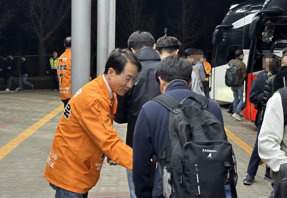 'CF 패러디'에 '0시 나홀로 출정식'…총선 후보들 선거운동 첫날