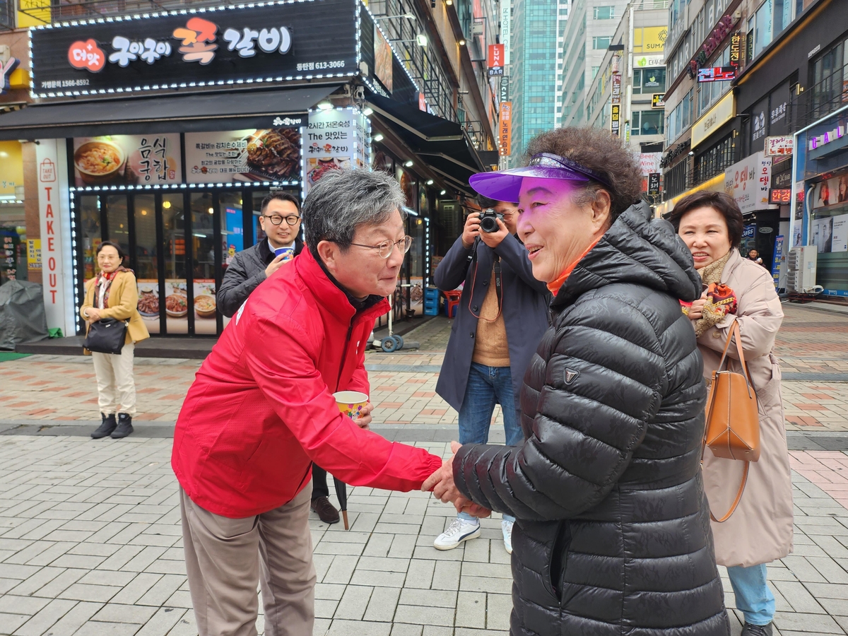 유승민 "의대 2천명 숫자 집착, 오기로 보여…사전투표前 해결해야"