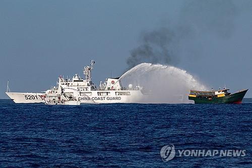 마르코스, 中 해경 '물대포 발사'에 발끈…"불법 공격 맞대응"