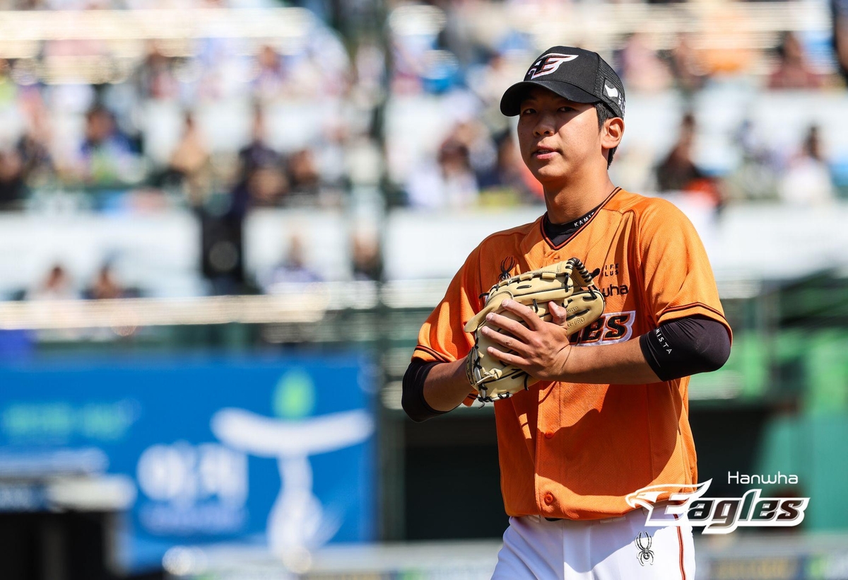 '전체 1순위' 신인 한화 황준서, 5이닝 1실점 호투로 첫 승 눈앞