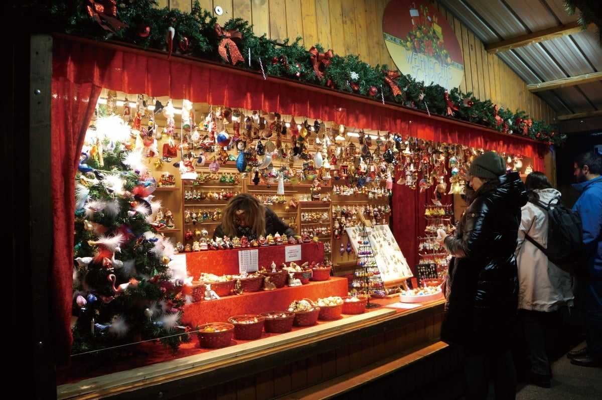 크리스마스 마켓에서 수공예품을 살펴보는 시민들의 모습. 사진=박소윤