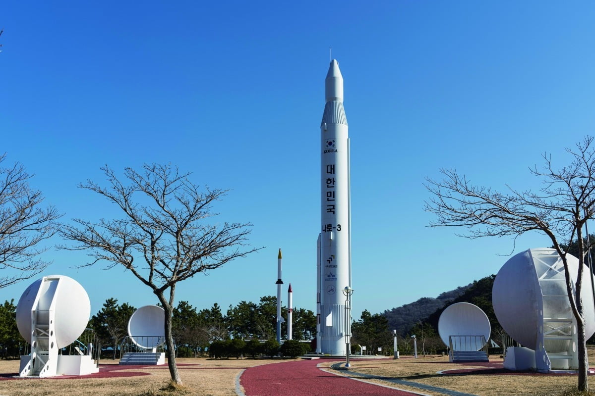나로우주센터 우주과학관, 야외전시장에서 만날 수 있는 실물 크기의 로켓 모형들./사진=이효태