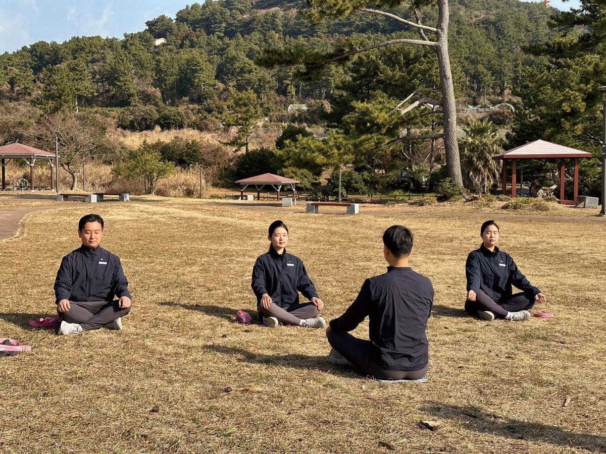 야외에서 진행되는 산책·명상 프로그램.