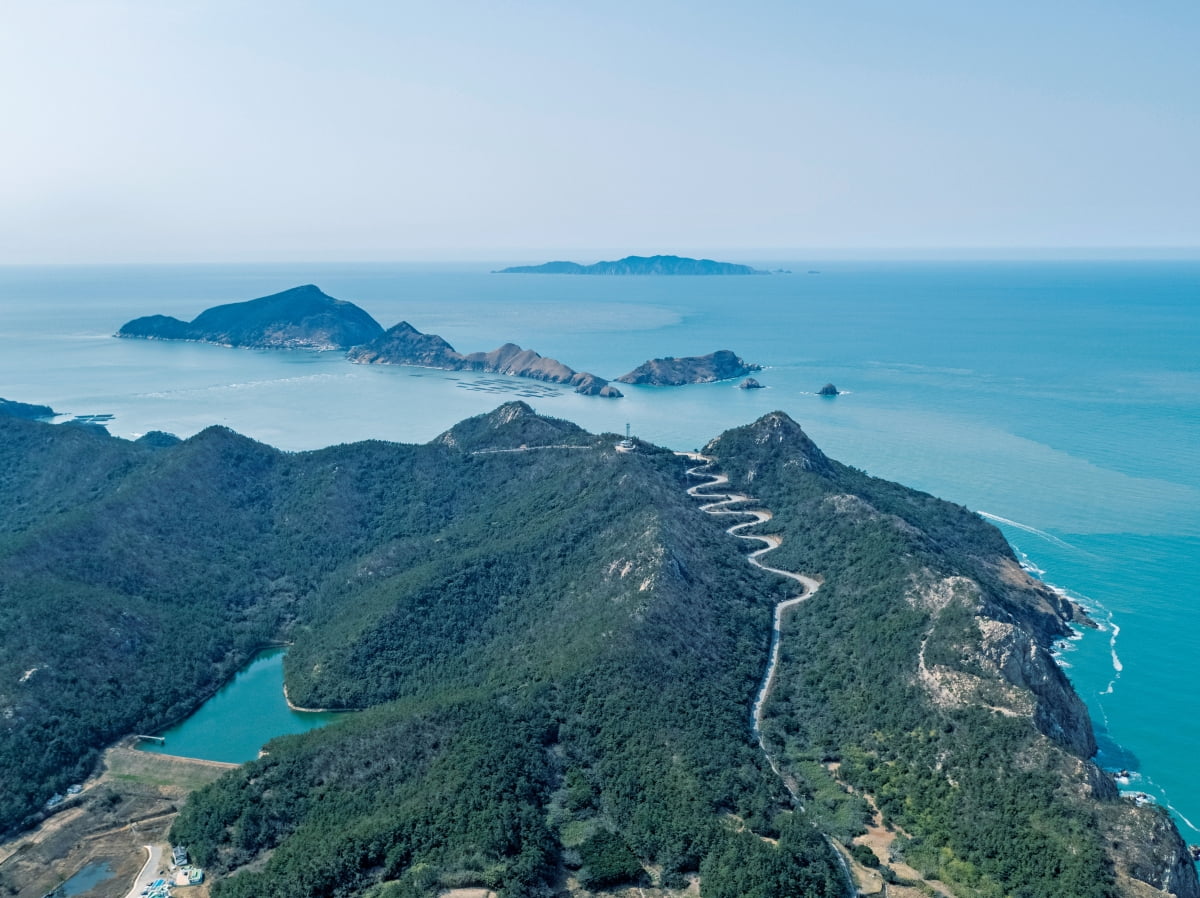 ‘흑산도아가씨 노래비’를 따라 올라가면 상라봉 전망대가 자리한다./사진=이효태